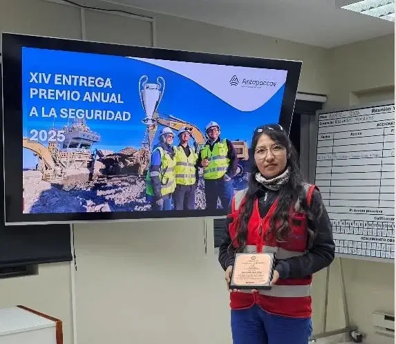 Supervisora de seguridad de Relengcorp en faena minera