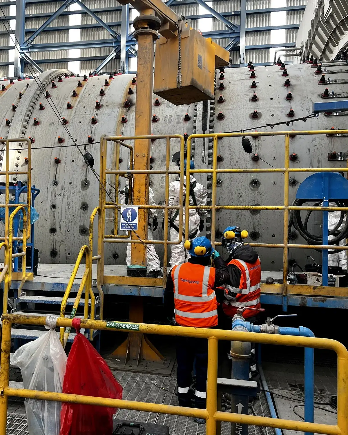 Técnico Relengcorp en faena