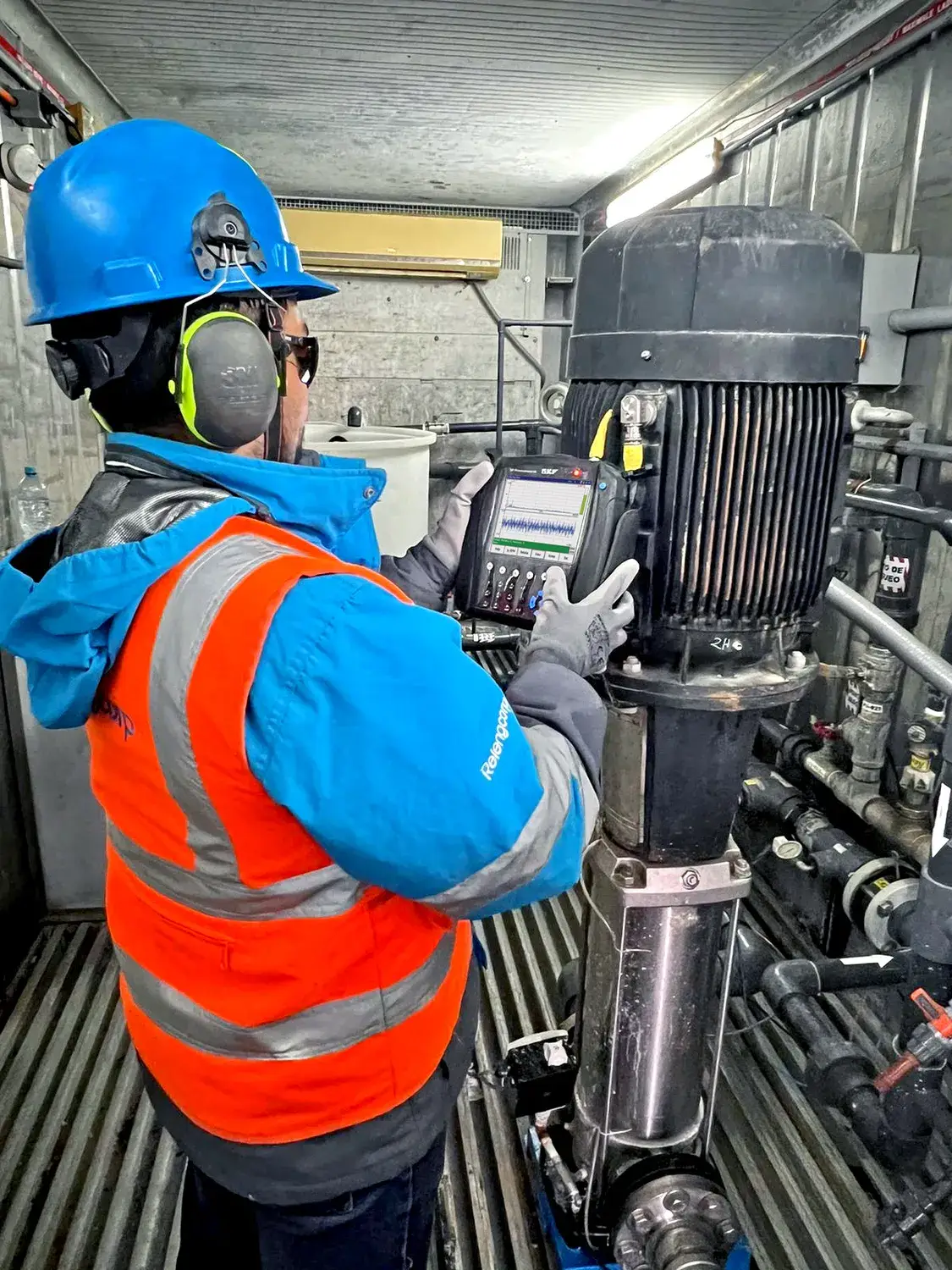 Técnico Relengcorp en faena